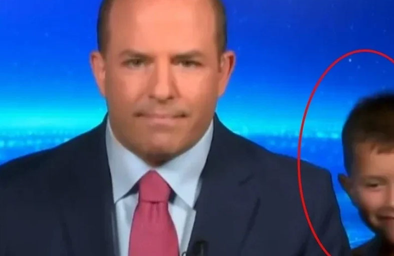 طفل يقتحم مقابلة والده ويخطف الأنظار!