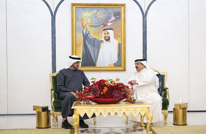 رئيس الدولة يزور ملك البحرين في مقر إقامته في أبوظبي ويستعرضان علاقات التعاون  