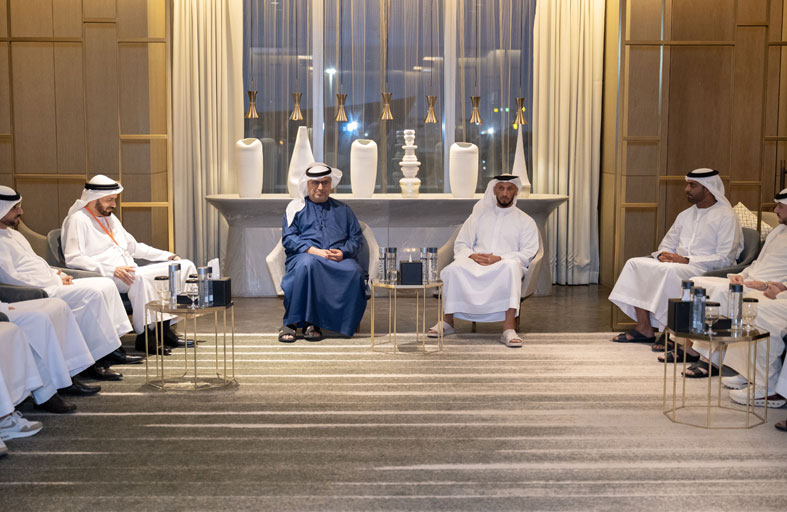 عبدالله آل حامد يلتقي إعلاميي الإمارات المشاركين في الملتقى الإعلامي العربي