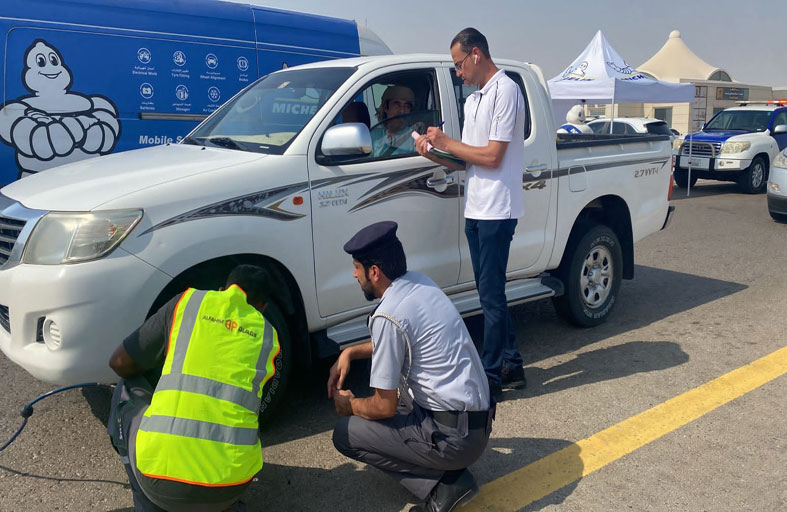 دورية السعادة تعزز وعي السائقين بسلامة إطارات المركبات