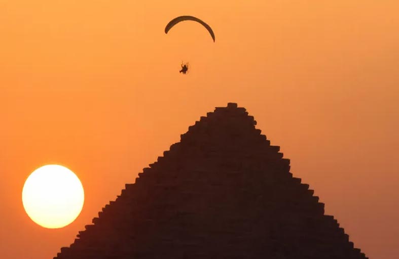 التحليق فوق الأهرامات.. حلم يتحقق بفضل الـ الباراموتور