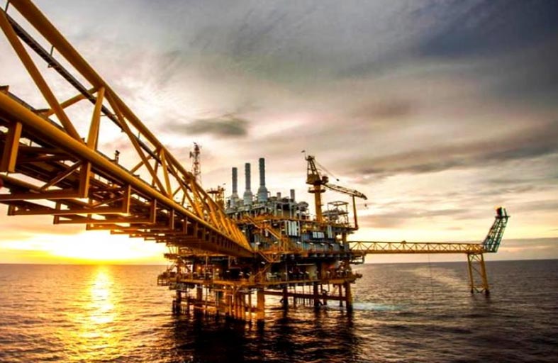 صعود النفط يدعم العملات المرتبطة بالسلع الأولية 