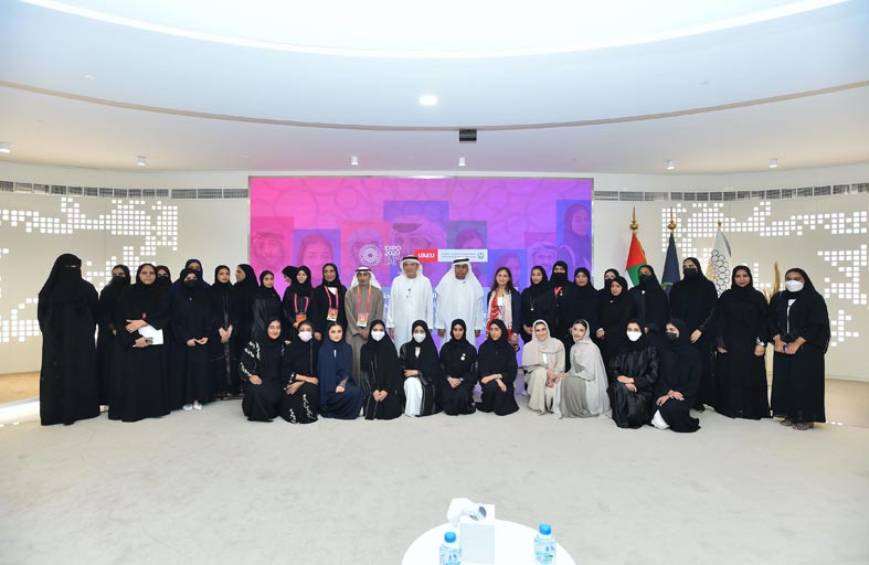 زكي نسيبة يُكرّم المتطوعين بجناح جامعة الإمارات ‏في إكسبو 2020 دبي