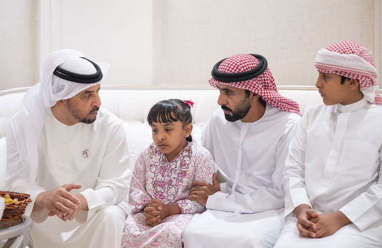 حمدان بن زايد يقدم واجب العزاء إلى سالم حمد المنصوري في وفاة ابنته بمدينة الظنة