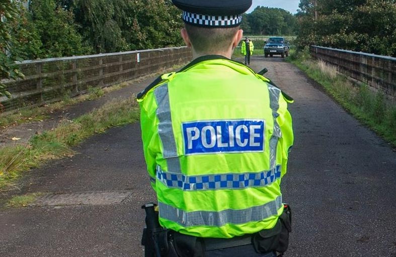 هيكل عظمي لطفل تحت أرضية منزل