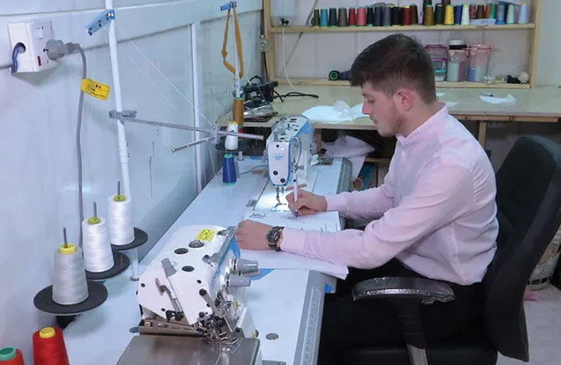 الظروف تدفع طلابا لاستثمار مواهبهم بمهن عدة