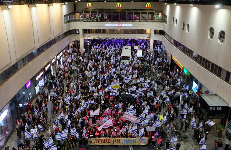  آلاف الإسرائيليين يحتجون على مشروع إصلاح قضائي 