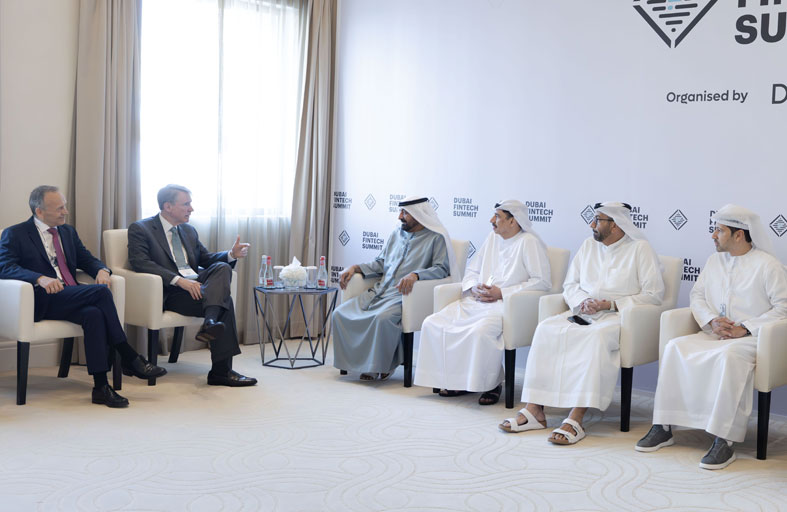 أحمد بن سعيد يبحث مع رئيس معهد التمويل الدولي تعزيز التعاون المالي العالمي