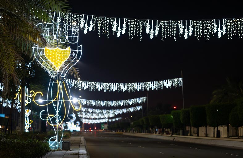 بلدية مدينة أبوظبي تزيّن كورنيش أبوظبي وبعض الجسور بمئات المجسمات المضيئة احتفاءً بالعام الهجري الجديد