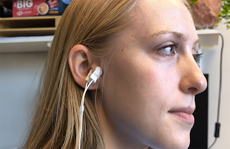 باحثون: تحفيز الأذن بنبضات كهربائية خفيفة يعزز التعاطف مع الذات