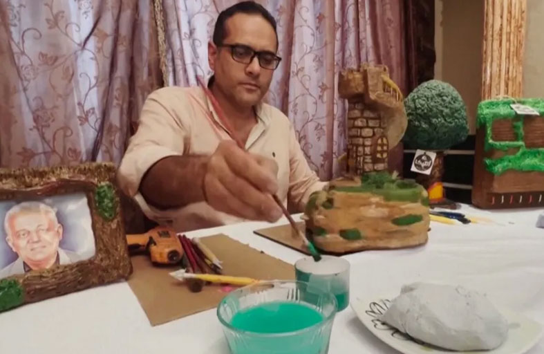 يبدع في تحويل النفايات لأعمال فنية