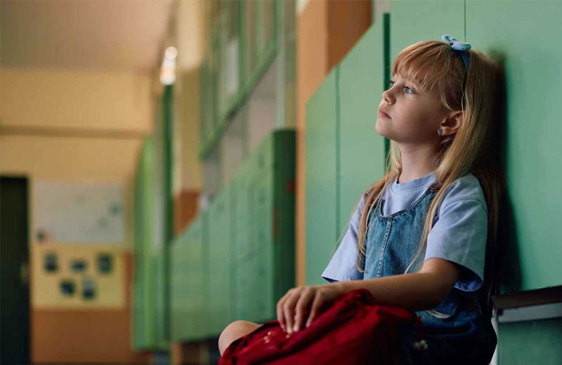 مدرسة تعزل طالبة بسبب «لون شعرها»