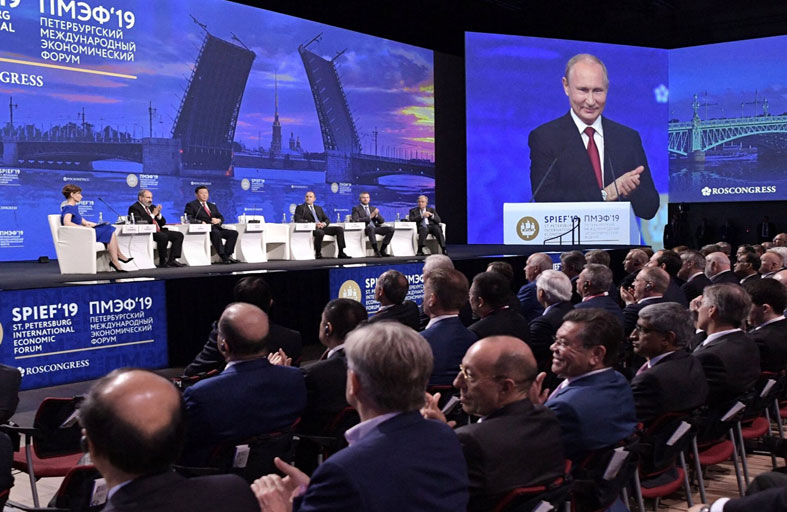 بوتن يُشيد بالصمود الروسي ويُندد بالغرب مُجددا