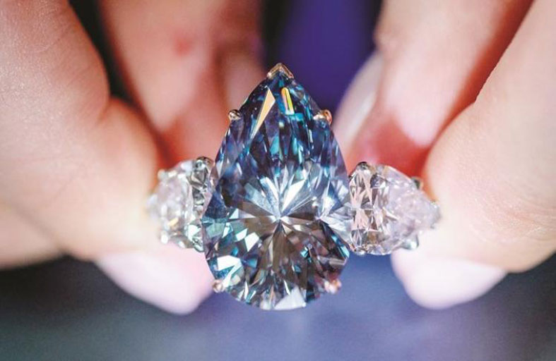 ماسة زرقاء مثالية لقاء 44 مليون دولار 