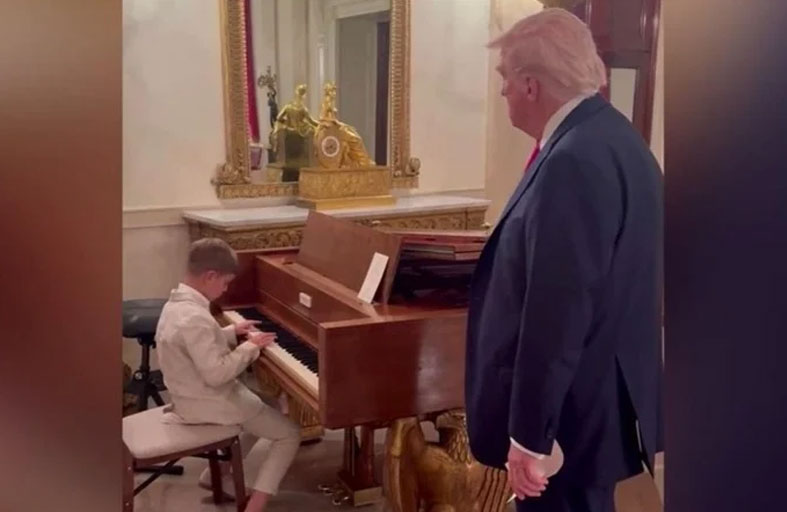 حفيد ترامب يعزف على البيانو أمام جده