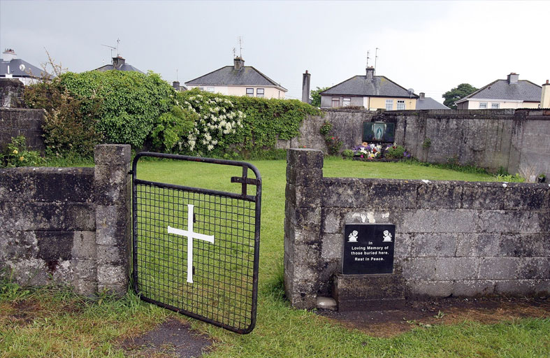 إيرلندا تنقب بمقابر جماعية عن رفات 796 طفلا توفوا في دور دينية 