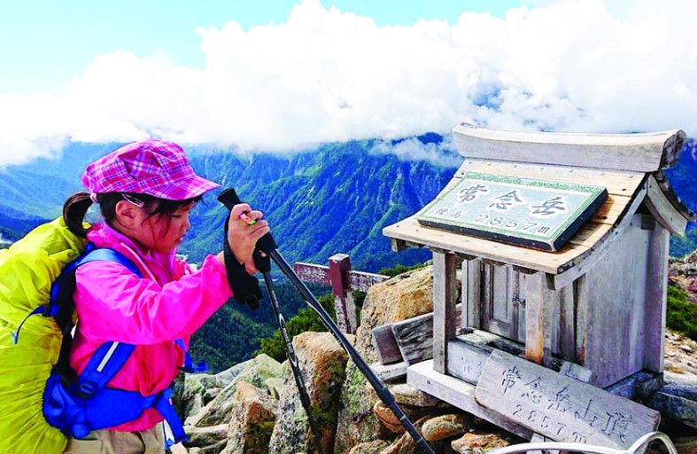 طفلة تستعد لتسلق أعلى قمة في أفريقيا