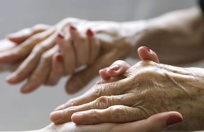 دراسة: تدهور كبير في صحة من يعتنون بآبائهم وأبنائهم