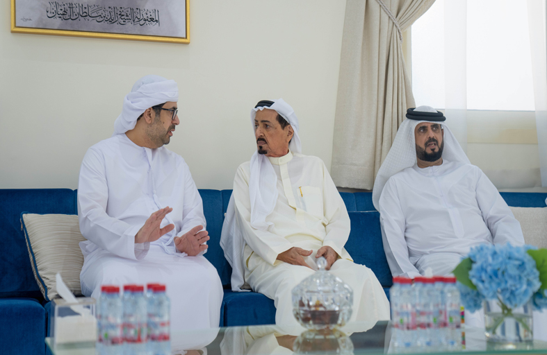 حاكم عجمان وولي عهده يقدمان واجب العزاء في وفاة خلف سلطان بن غدير المزروعي 