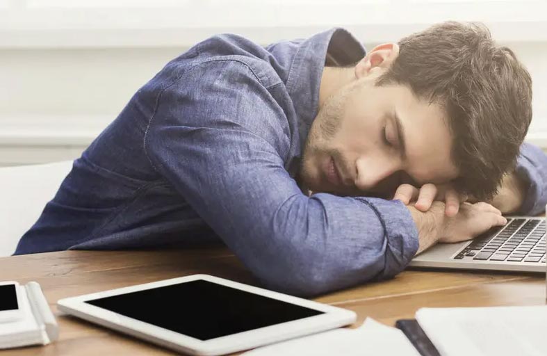 دراسة تحذر.. القيلولة مؤشر على مرض خطير