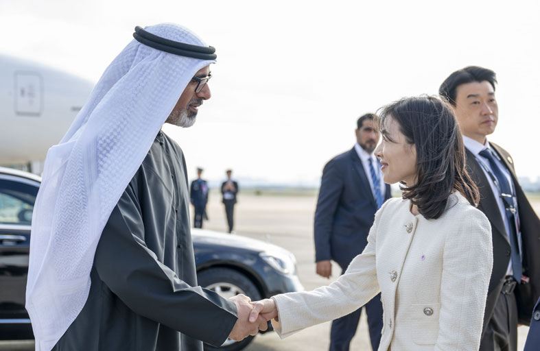ولي عهد أبوظبي يغادر كوريا بعد المشاركة في أعمال منتدى التعاون الاقتصادي لدول آسيا والمحيط الهادئ