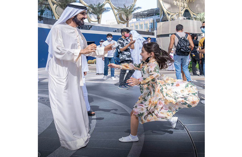 محمد بن راشد يلبي رغبة طفلة في التقاط صورة معه في إكسبو