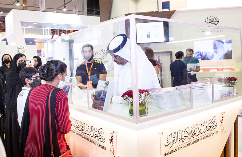 حمدان بن محمد لإحياء التراث يطلق كتاب السنع بمعرض الشارقة للكتاب