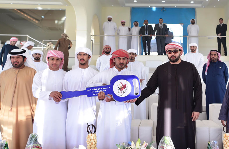 راشد بن سعود بن راشد المعلا يشهد سباق الهجن العربية الأصيلة