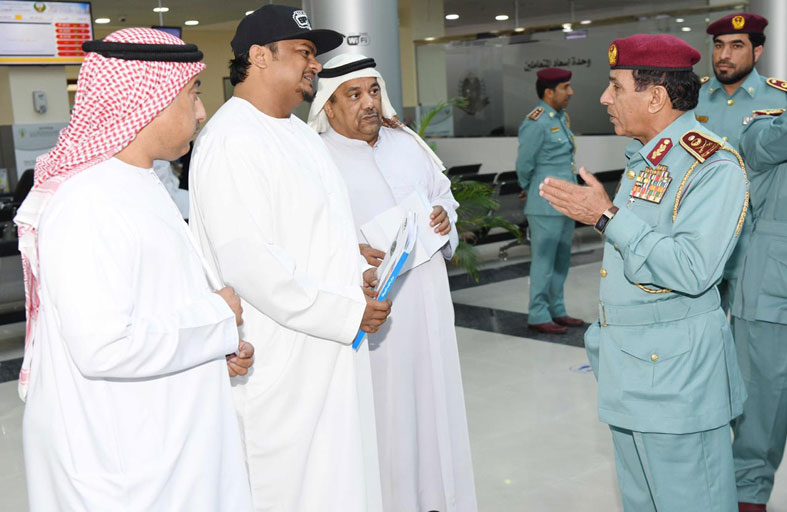 قائد عام شرطة رأس الخيمة ينجز معاملات المراجعين 