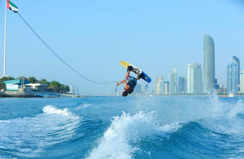 بمشاركة 17 دولة .. بطولة الإمارات للتزلج على الماء تنطلق اليوم
