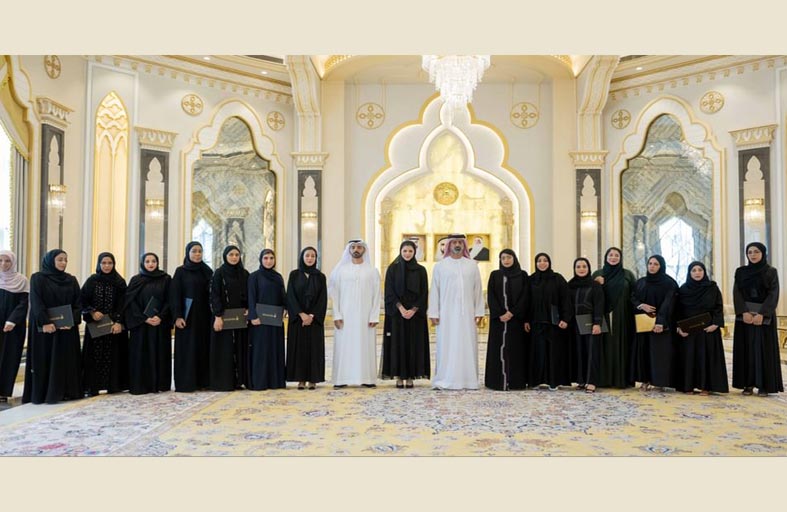 عمار بن حميد يكرم موظفين متميزين بشارة نجم الخدمة