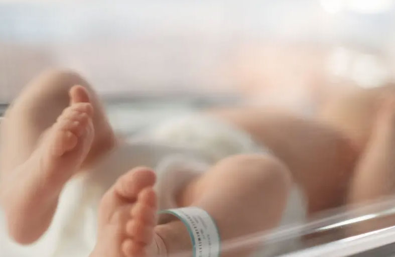 سيدة تُعذب رضيعاً 