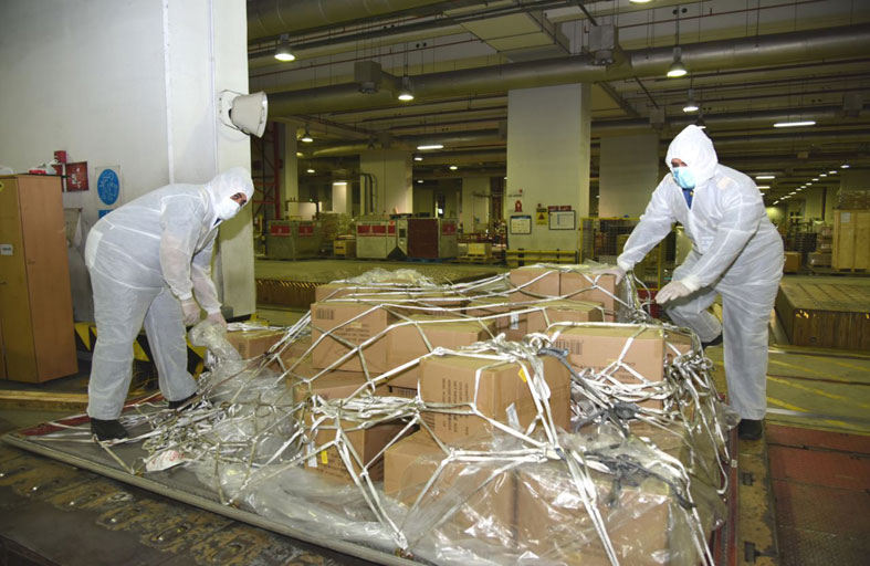 جمارك دبي تدعم قدرة حركة الشحن التجاري على مواجهة كورونا بالكفاءة والجاهزية العالية لضباط التفتيش الجمركي