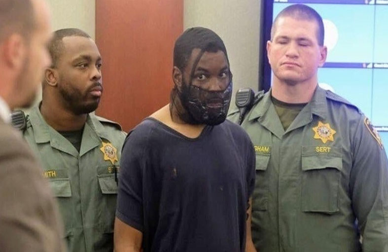 الرجل الذي هاجم القاضية يواجهها مجدداً بقناع وسلاسل