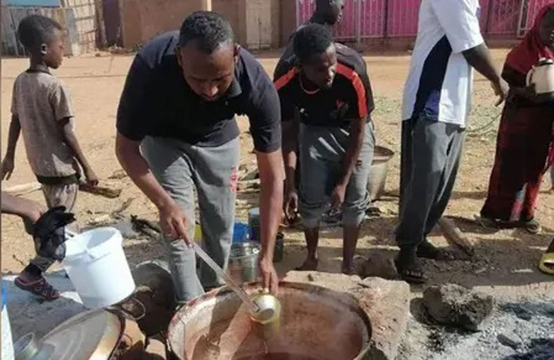 بـ «طهي الساحات».. سودانيون يقتسمون طعام الحرب