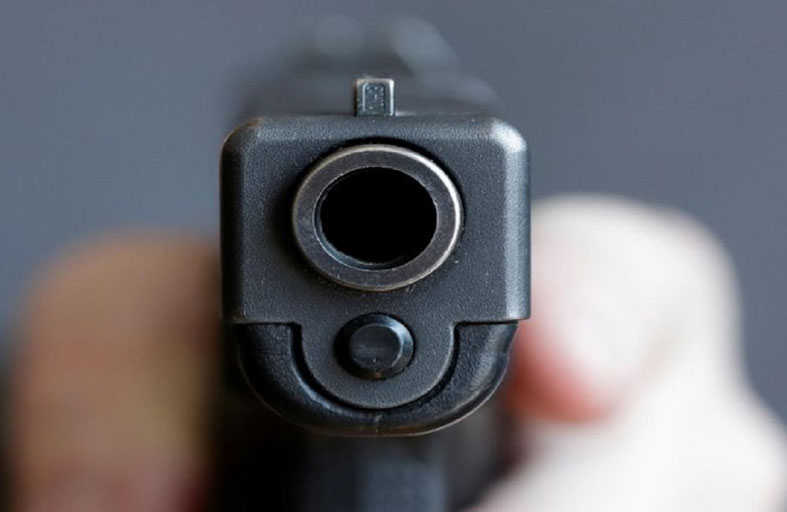 تصيب قريبها أثناء لهوها بمسدس