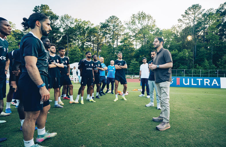 سلطان بن حمدان يستقبل محمد بن عبدالله بن زايد ويجتمع باللاعبين 