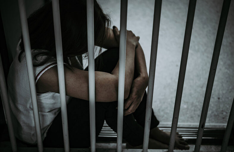 طفل يطعن والدته 46 مرة ويرسل سيلفي مع الجثة لصديقه