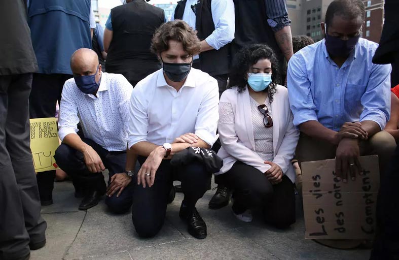 ترودو يجثو على ركبته بعد انضمامه إلى المتظاهرين 