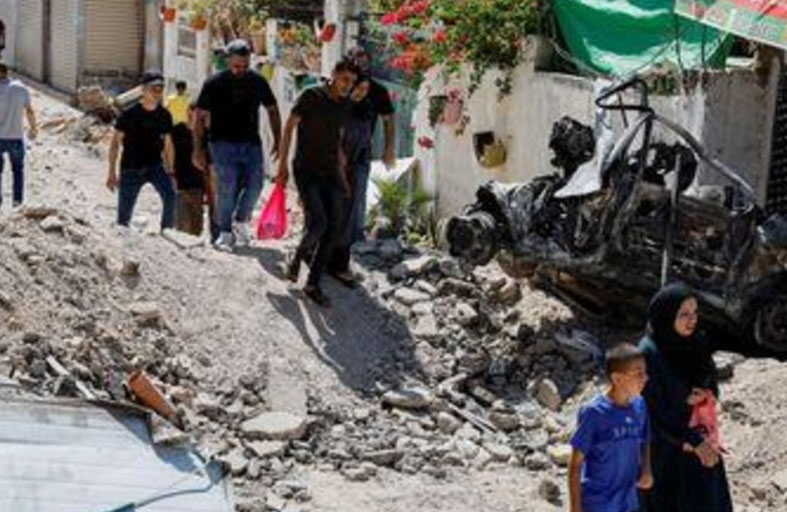 الفلسطينيون يُظهرون تحدياً بعد العملية العسكرية في جنين