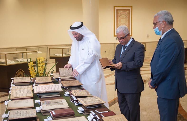 حاكم الشارقة يهدي الجامعة القاسمية الدفعة السابعة من المخطوطات الأصلية النادرة 