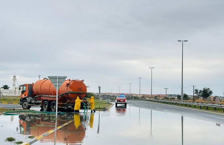 بلدية أم القيوين تكثف جهودها للتعامل مع الحالة الجوية 