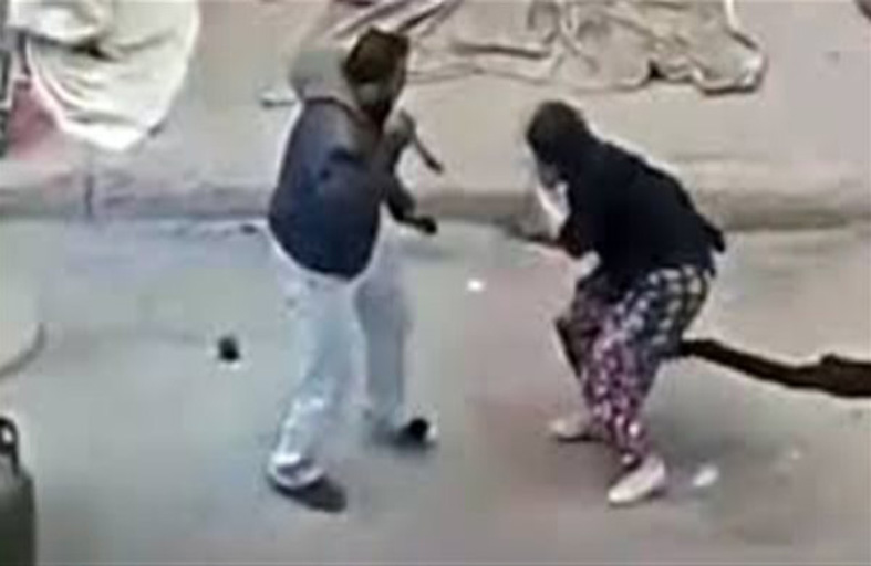 ينحر طليقته بالشارع وشقيقها يطعنه