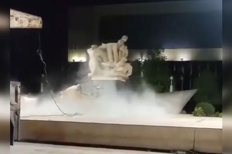 سقوط تمثال في حلب يثير الجدل في سوريا