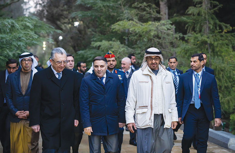 رئيس الدولة يزور ضريح المؤسس وحديقة الشهداء في باكو 