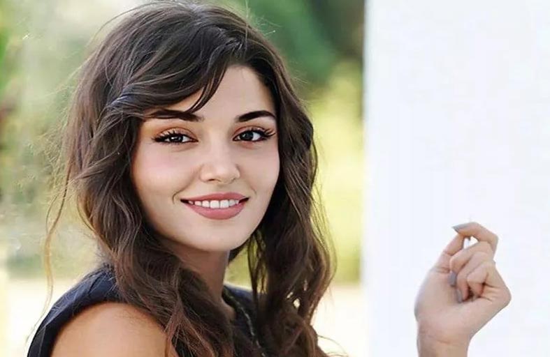 هاندا أرتشيل تستعرض سيارتها الفخمة