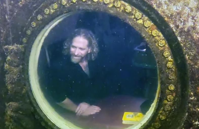 يعيش تحت الماء 93 يوما ويخرج أصغر سنا