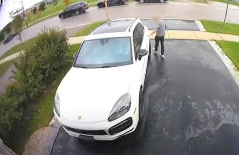 ادّعت رغبتها في شراء سيارته .. فدهسته وفرّت بها