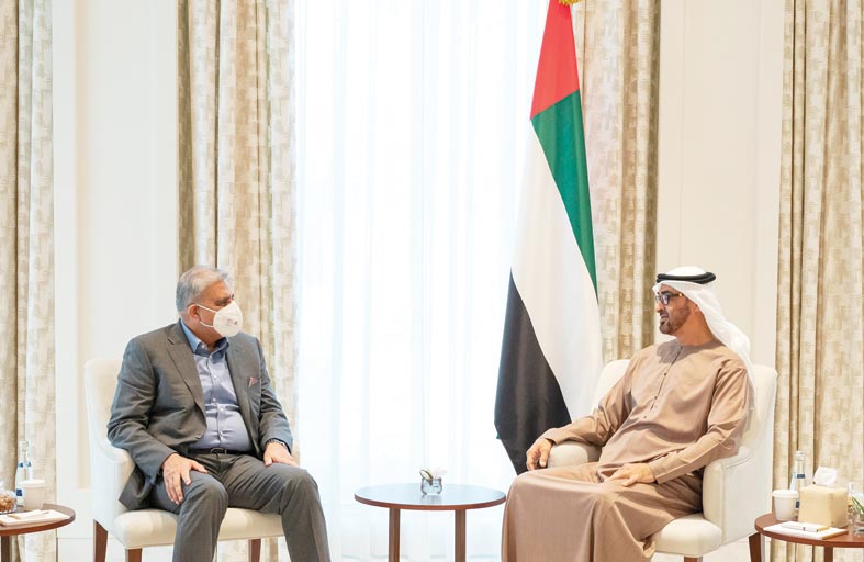 محمد بن زايد يبحث مع قائد الجيش الباكستاني علاقات التعاون والقضايا والمستجدات الإقليمية والدولية 