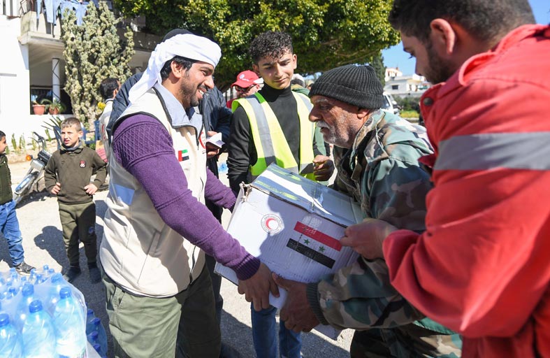 الهلال الأحمر يواصل توزيع المساعدات الإنسانية على المتأثرين من الزلزال في سوريا
